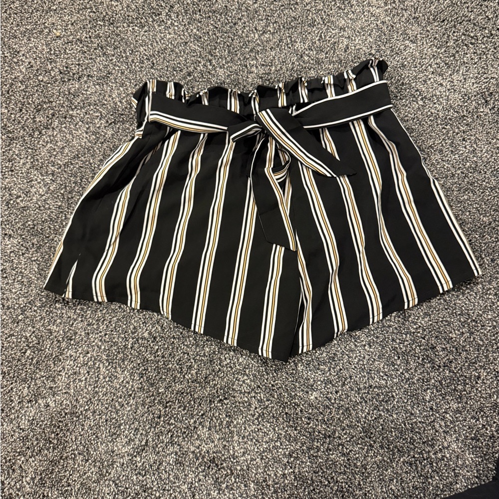 High Waisted Striped Black and White Women's Shorts (Size: US 8/10)